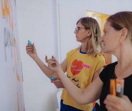 Gemeinsames Arbeiten an einer Visualisierung während eines Workshops bei Martina Grigoleit – Graphic Recording in Lübeck, bei dem Inhalte Schritt für Schritt sichtbar entstehen.