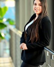 Business-Mitarbeiterin am Arbeitsplatz