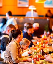 We are Mauritius, gutes Essen schmeckt noch besser, wenn man es teilt! Lachen, anstoßen, genießen – genau so geht ein perfekter Tag im Mauri. Ob mit der Crew, der Family oder deinem Lieblingsmenschen – hier dreht sich alles um gemeinsame Genussmomente.