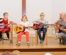 Eine Aufführung einer Kleingruppe im Fach Gitarre bei einem Musikschulfest