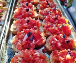 Knuspriges Bruschetta mit frischen Tomaten und Kräutern. Feines Fingerfood-Catering von Christians Catering in Bernburg für Empfänge, Events und Feierlichkeiten.