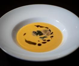 Kürbisschaumsüppchen
mit hausgemachtem Feigen-Steinpilz Ravioli
