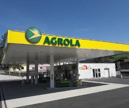 AGROLA Tankstelle in Grünen-Sumiswald. Überdacht mit TopShop. Dach mit Diskus Logo von AGROLA.