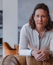 Webstudio Dresden Professionelles Business Portrait einer Frau im lichtdurchfluteten Büro, ideal für Online-Auftritt und Personal Branding.