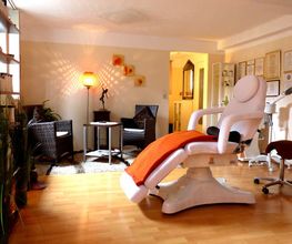 Cosmetic Lorraine Jones Bild 1