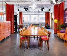 Das Herzstück unserer kreativen Eventlocation in Hamburg HafenCity. Auf über 400 m² Gesamtfläche verbindet unser Loft eine markante 4-Meter-Holztafel mit flexiblen Lounge-Bereichen – perfekt geeignet für bis zu 80 Personen.