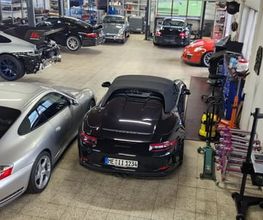 Die ENVER UG ist eine leistungsorientierte Porsche Werkstatt am Nürburgring und bietet umfassenden Service für moderne und klassische Porsche Modelle. Fachkompetenz, strukturierte Arbeitsabläufe und hohe technische Standards stehen im Mittelpunkt.