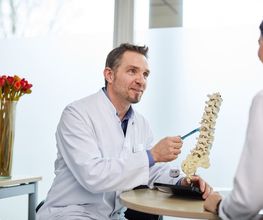 Dr. Björn Carsten Schultheis ist ärztlicher Leiter der Interventionellen Schmerztherapie und berät Patienten ausführlich über verschiedene Therapiemöglichkeiten.