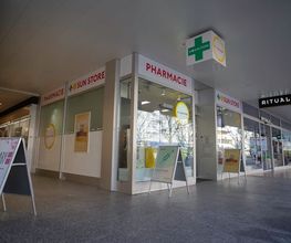 exterieur-de-la-pharmacie-sun-store-sion-midi