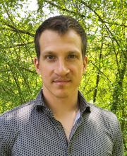 Mai 2025 -Porträt mit Naturhintergrund