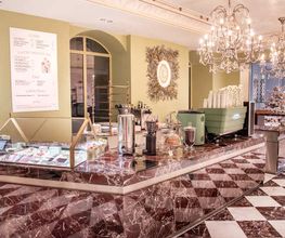 L’ESPACE CAFÉ
L’espace café, nouvelle extension de l’univers Ladurée, s’instaure comme un rituel incontournable qui accompagne tous les moments de la journée.