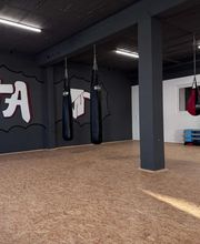 TA WingTsun Langenhagen - Heller Trainingsraum für Kampfsport und Selbstverteidigung mit Boxsäcken, Pratze, Trainingsfläche und funktionaler Ausstattung für Kinder und Erwachsene.