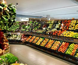 Obst & Gemüse
Erhalten Sie regionales Obst und Gemüse, in hoher Qualität und stets frisch! Sie finden bei uns sowohl exotische Früchte als auch Bioprodukte. Probieren Sie sich durch unser saisonal wechselndes Sortiment.