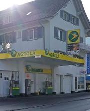 AGROLA Tankstelle in Vitznau mit zwei Tanksäulen und Zahlterminal bei einem Wohnhaus