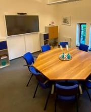 Meetingraum für kleine Veranstaltungen mit Touch-TV und WLAN.