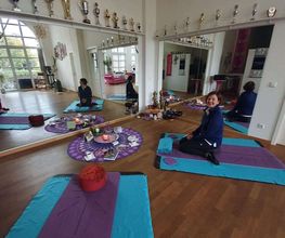 D.D.Project - Hip-Hop Tanzschule Dresden Ruhiger Yoga-Raum mit Matten, Kerzen und entspannter Atmosphäre für Personal Yoga, Meditation und bewusste Auszeiten.