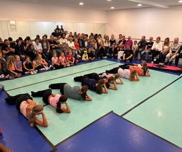 Strecken vor dem Tanzunterricht - Tanz im Hof Pavlina Cerna | Tanzschule in Essen