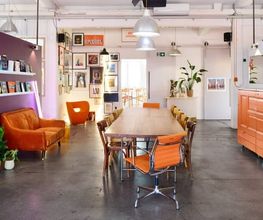 Willkommen im größten Wohnzimmer Hamburgs! Unsere Eventlocation bietet eine offene, einladende Struktur, die Barrieren abbaut und die Zusammenarbeit stärkt. Erlebt professionellen Rundum-Sorglos-Service in einer unvergesslichen Atmosphäre.