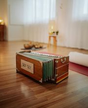 Harmonium im Yogaraum als stimmungsvolles Detail für Klang, Mantra und meditative Praxis. Das Bild unterstreicht die ruhige und achtsame Atmosphäre des Studios.