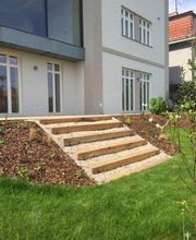 Spezialisten für Massivholzprodukte und Natursteinprodukte für den Innen und Aussenbereich.

Ob für Handwerker oder Händler, Architekten oder Bauherren, wir garantieren Ihnen unkomplizierte, reibungslose & kompetente Zusammenarbeit & beraten Sie gerne telefonisch oder persönlich über die verschiedenen Eigenschaften von Eiche oder Naturstein.

Wir sind spezialisiert in dem Verkauf von erstklassigem Eichenholz und hochwertigen Steinen für eine Vielzahl von Projekten. Unsere Eichenholzprodukte, von stabilen Balken bis hin zu eleganten Terrassen-Dielen, bieten die ideale Grundlage für robuste Konstruktionen und ästhetische Designs wie Holztreppen, Holzpergolen, Holzstegge oder Holterrassen. Ebenso sind unsere Sandsteinprodukte eine exzellente Wahl für Terrassenplatten, die jedem Aussenbereich einen Hauch von Natur und Eleganz verleihen.