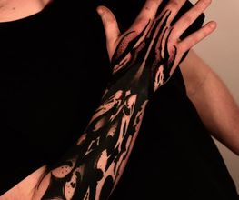 Darkart Brushstrokes auf dem Unterarm und der Hand. Erinnert an Calligraphy.