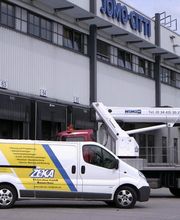 Firmen-PKW vor JomoCittie.jpeg