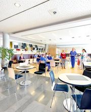 Kleiner Imbiss, Mittagessen oder Kaffee und Kuchen - unsere Cafeteria mit Terrasse lädt zum Verweilen ein.