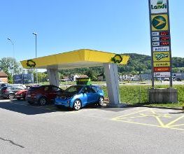 E-Ladestation in Neftenbach; rechts Totem mit digitaler Preisanzeige und Logos; Ladestation überdacht
2 x CCS-Combo, max. 150kW
1 x CHAdeMO, max. 50kW