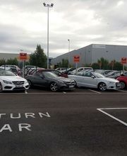 Flota de la empresa de alquiler de coches Sixt en el aeropuerto de Girona.