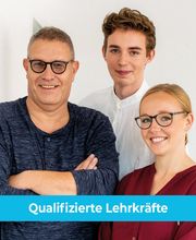 Die Nachhilfelehrerinnen und Nachhilfelehrer der Schülerhilfe Nachhilfe Köln-Lindenthal nehmen an einem hochwertigen Qualifizierungsprogramm teil und hospitieren bei erfahrenen Lehrkräften.