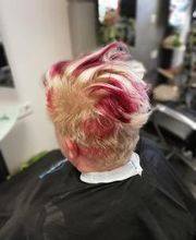 Vorher 
Diese Kundin kam zu uns und wünschte sich eine kreative Haarfarbe.
Sie sagte:,, Mein Kopf....Deine Leinwand."
