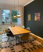 Dieses Esszimmer lädt zu entspannten Stunden mit Familie und Freunden ein.

Designklassiker von Vitra und Louis Poulsen ergänzen sich perfekt mit einem modernen Designer-Teppich. Teppiche sind viel mehr als einfache Bodenbeläge – sie sind wahre Gestaltungselemente, die die Atmosphäre eines Raumes entscheidend prägen. Sie wirken wie ein Gemälde, nur eben am Boden!

Um jedoch eine gemütliche und einladende Stimmung rund um den Esstisch zu garantieren, ist eine blendfreie Beleuchtung unverzichtbar. Enjoy and let´s have Dinner!