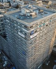 Flachdächer bieten vielfältige Möglichkeiten zur Dachgestaltung. Bei allen Varianten ist die Abdichtung von größter Bedeutung. Die genaue Materialkenntnis der Werkstoffe sowie die  Berücksichtigung der Verträglichkeit untereinander ist unabdingbar. Mit unserer langjährigen Erfahrung und der Kenntnis des Aufbaus der verschiedenen Schichten eines Flachdachs sind wir für Sie der richtige Ansprechpartner. Unser Können konnten wir bereits in zahlreichen Projekten unter Beweis stellen. So zum Beispiel auch beim Bundeskanzleramt oder den High Park am Potsdamer Platz.