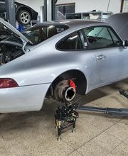 Die ENVER UG ist eine spezialisierte Porsche Werkstatt am Nürburgring mit Fokus auf präzise Fahrzeugtechnik, Wartung und technische Abstimmung. Moderne Werkstattausstattung und hohe Fachkompetenz sorgen für zuverlässigen Service auf hohem Niveau.