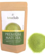 Der First Flush Premium Matcha ist für den gehobenen Matcha-Genuss und stammt aus Japan. Die Teeblätter werden mehrere Wochen vor der Ernte zur Qualitätsverbesserung beschattet. Dann werden die Tencha Grüntee Blätter in Granitsteinmühlen zu einem feinen Grünteepulver (Matcha) zermahlen. Geschmacklich überzeugt der Premium Matcha durch eine feine Süße begleitet von Umami. Der Premium Matcha weist eine satte Grünfärbung beim Matcha-Pulver und als Matcha-Schaum auf. Der Matcha lässt sich mit dem Matcha-Besen (Chasen) sehr gut aufschäumen. 

Die Matcha Qualität eignet sich für die Teezeremonie mit Freunden, für den täglichen Genuss und für die Zubereitung eines Matcha Latte. 


Zubereitung Matcha Latte
- 1-2 g pro Zubereitung (ca. 1/2-1 TL)
- Matcha Schale und Matcha-Besen (Chasen) mit heißem Wasser vorwärmen
- Matcha-Pulver in die Matcha Schale geben, mit 70-100 ml 80° warmen Wasser aufgießen und mit dem Bambusbesen aufschäumen. 
- Pur genießen oder Matcha mit Milch und Eiswürfel toppen für einen Matcha Latte.

Zutaten: Matcha (Grüner Tee)