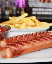 Doppelte Rote Wurst mit Pommes Frites