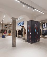 K-Way 34 Milano immagine 5
