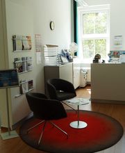 Empfangs- und Beratungsbereich mit Theke und Sitzmöglichkeiten.