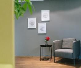 Loungebereich mit Sessel, Tisch und Bildern