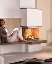 🔥 Behagliche Wärme am Cheminée genießen – ein stiller Moment voller Geborgenheit, knisternder Flammen und wohltuender Entspannung.