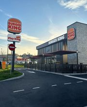 Burger King Clichy-sous-Bois, à proximité du centre commercial E.Leclerc, vous propose une variété de burgers, frites et menus savoureux dans un cadre moderne. Profitez d'une expérience culinaire rapide avec des produits de qualité, préparés avec des ingrédients frais. Idéalement situé près d'E.Leclerc, ce restaurant est facilement accessible pour un repas rapide en famille ou entre amis.