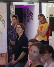 Workshop-Situation mit gemeinsamer Betrachtung einer Visualisierung bei Martina Grigoleit – Graphic Recording in Lübeck.