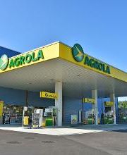 AGROLA Tankstelle mit LAVEBA Shop in Bazenheid; blaues Gebäude hinter Tankstelle, drei Tanksäulen, roter Schriftzug "shop" über Türe