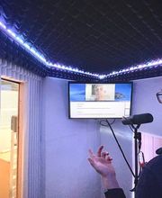 Sprecherkabine innen mit Sprecher im Studio B im Left Style Domizil - Tonstudio Dresden