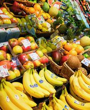 OBST UND GEMÜSE
Mehr Vielfalt, mehr Qualität, mehr Genuss von Apfel bis Zucchini – unsere Obst- und Gemüse-Abteilung ist ein Fest für alle Sinne. Gesund, saisonal, leicht, lecker und vor allem erntefrisch, unabhängig, ob es sich um heimatliche Produkte oder Exoten handelt. Entdecke unser knackfrisches Sortiment und lass dich inspirieren!
