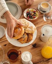Morgengold bringt frische Brötchen direkt an die Haustür – in zahlreichen Städten und Regionen in Deutschland und Österreich. Ob werktags, an Sonntagen oder an Feiertagen, unser zuverlässiger Brötchenlieferservice sorgt für ein entspanntes Frühstück mit ofenfrischen Backwaren aus regionalen Handwerksbäckereien.