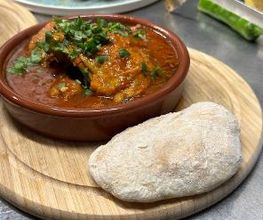 - Tschachochbili mit frischem Fladenbrot 13.90€   (Hühnerkeule in Tomatensauce mit frischen Kräutern). 