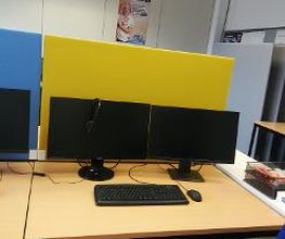 PC-Arbeitsplatz mit zwei Monitoren, Tastatur, Maus und Headset.