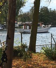 Bild von einem Gewässer mit Booten.