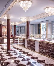 LA BOUTIQUE POUR DÉCOUVRIR TOUTE L’OFFRE SUCRÉE

Dans un décor bleu avec lustre et mur floral, les vitrines en laiton doré présentent comme de précieux bijoux, les macarons, les chocolats, les Eugénie et les pâtisseries du jour.